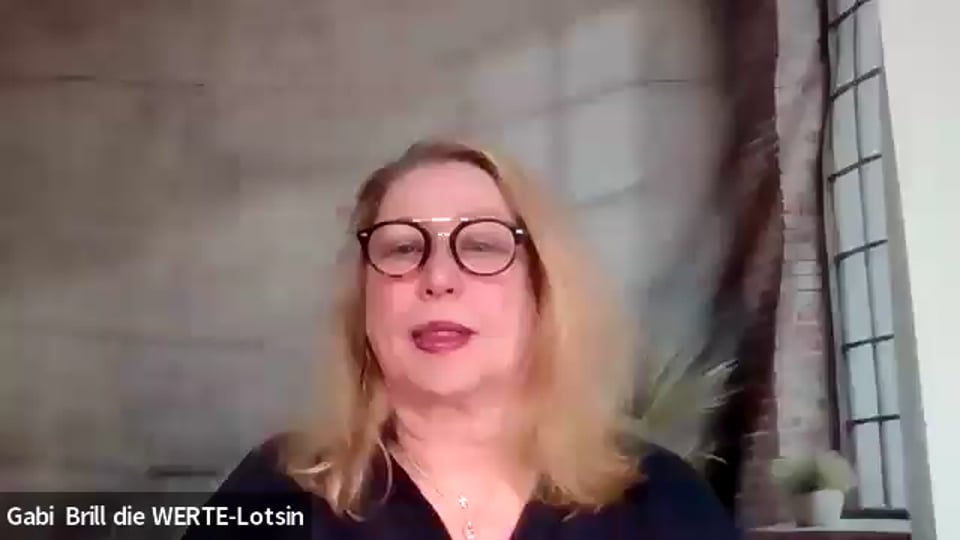 Gabi Brill spricht in die Kamera