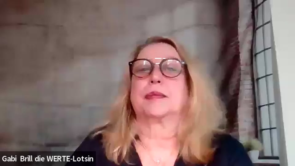 Gabi Brill spricht in die Kamera