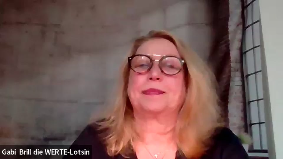 Gabi Brill spricht mit geschlossenen Augen in die Kamera